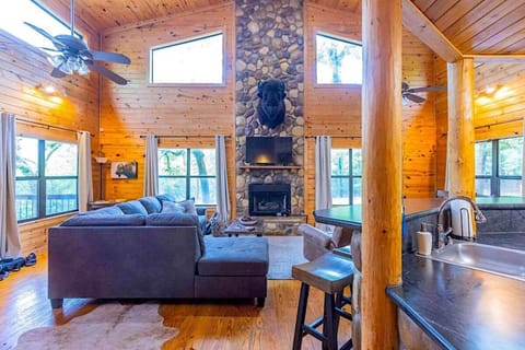 Bison Point-Ladder Ball, Corn Hole, Fire Pit, Sleeps 10 House in Oklahoma