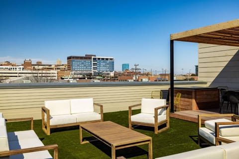 Patio, Billiard, TV and multimedia, Seating area, Entertainment