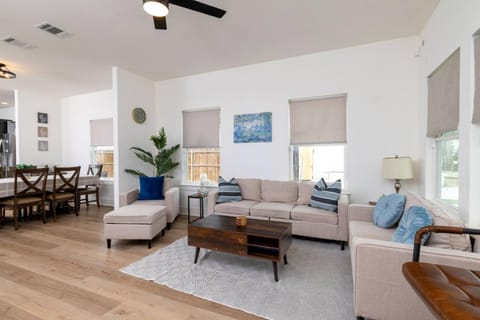Living room, Photo of the whole room, Seating area, Family