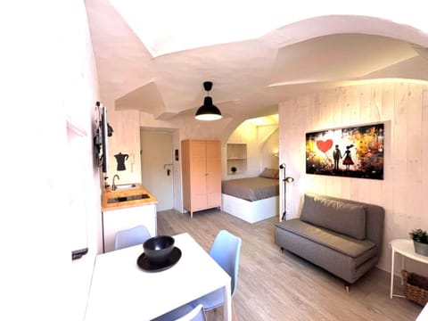 Bed, Photo of the whole room, Seating area, Dining area