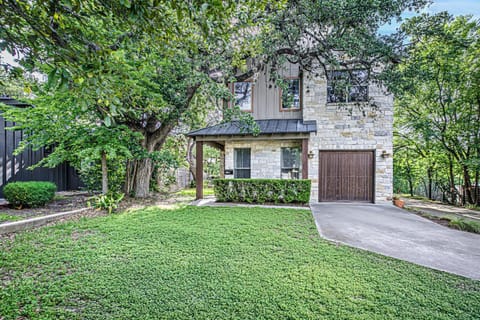 Charming 2BD - Billiards Near Lady Bird Lake & DT House in Austin