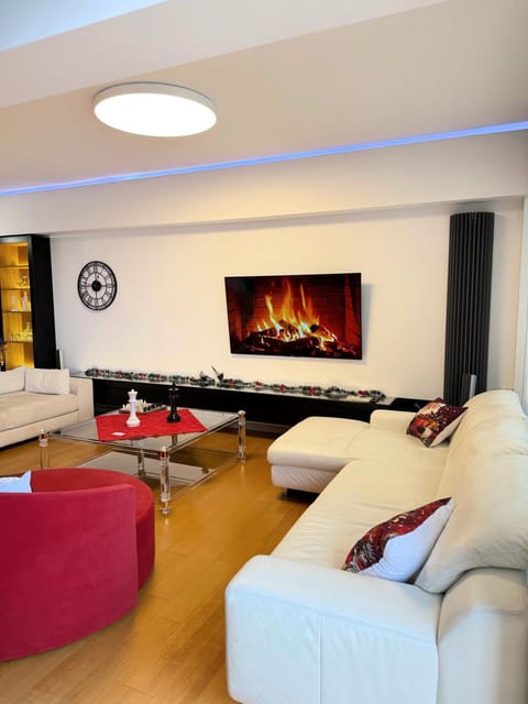 Communal lounge/ TV room, TV and multimedia, Living room, Seating area, Evening entertainment