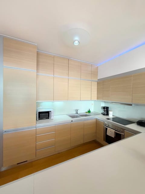 Kitchen or kitchenette, minibar