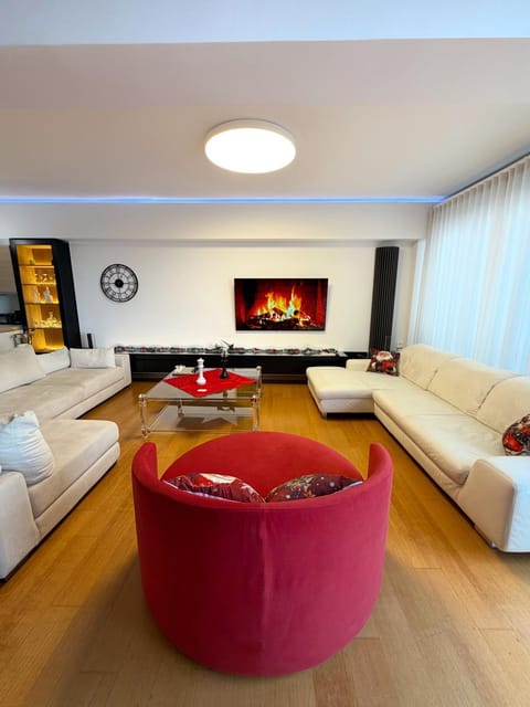 Communal lounge/ TV room, TV and multimedia, Living room, Photo of the whole room, Seating area, Evening entertainment, Bedroom