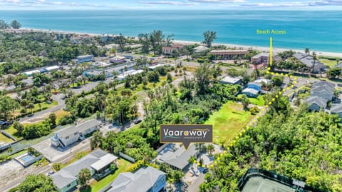 Full Duplex on Longboat Key, Walk to the Gulf + Cedars East Club Access House in Longboat Key