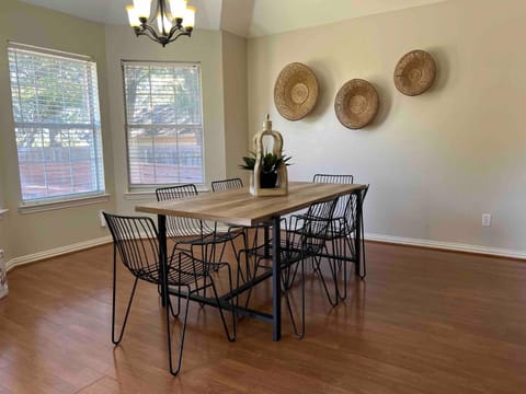 Dining area, Guests, Family