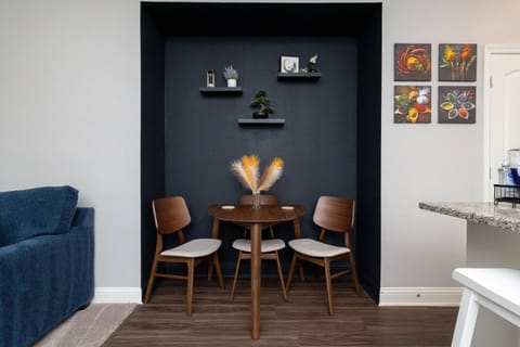 Kitchen or kitchenette, Living room, Seating area, Dining area