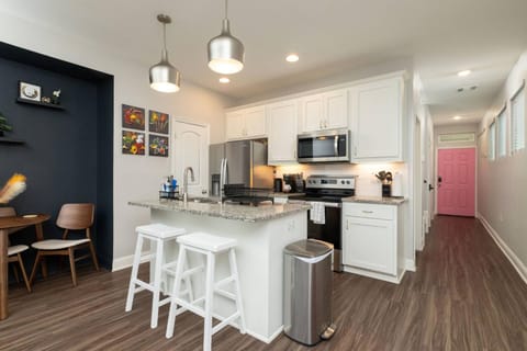 Coffee/tea facilities, Kitchen or kitchenette, Dining area, kitchen