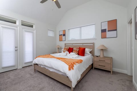 Bed, Bathroom, TV and multimedia, Seating area, Bedroom