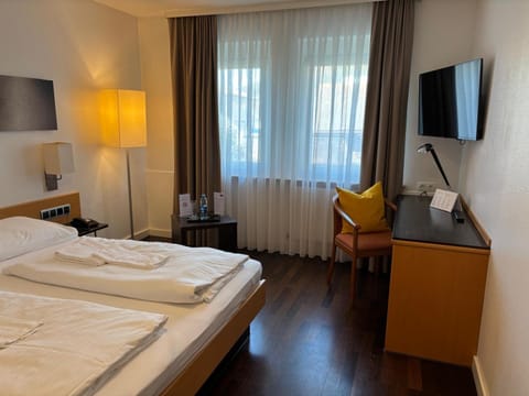 Bed, TV and multimedia, Bedroom, towels