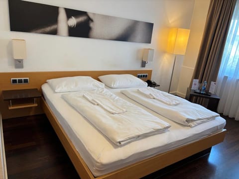 Bed, Bedroom, towels