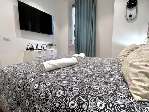 Bed, TV and multimedia, Bedroom, towels
