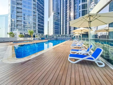 Property building, Day, Swimming pool, Swimming pool, sunbed