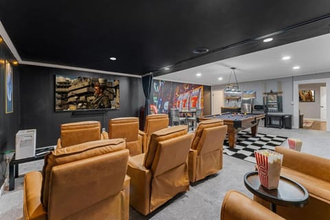 KnoxHaven 5 Min UTHot TubFirepitTheaterGames House in Knoxville