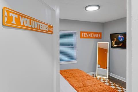 KnoxHaven - 5 Min UT - Hot Tub - Firepit - Theater - Games House in Knoxville