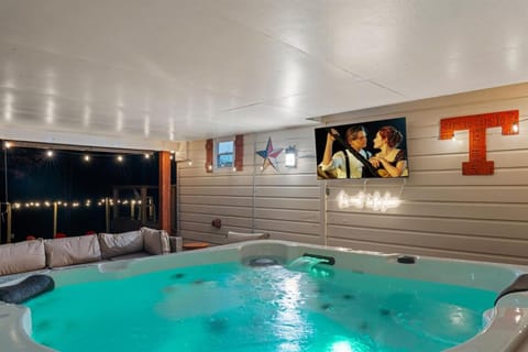 KnoxHaven 5 Min UTHot TubFirepitTheaterGames House in Knoxville