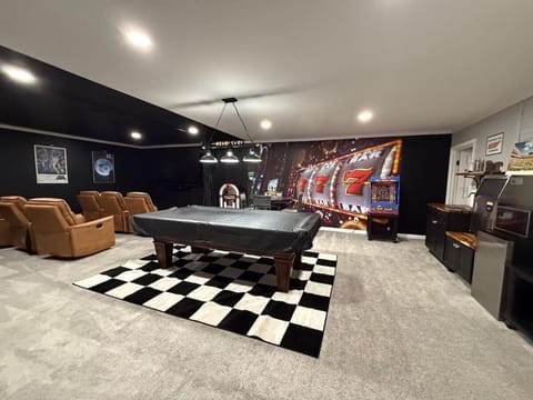 KnoxHaven - 5 Min UT - Hot Tub - Firepit - Theater - Games House in Knoxville