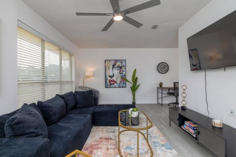 Living room, Seating area, Family