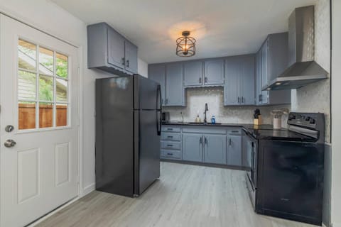 Kitchen or kitchenette, Dining area, kitchen