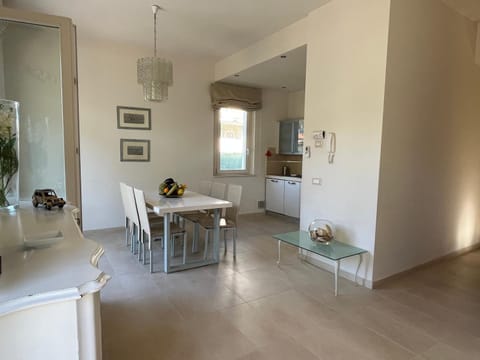 Seating area, Breakfast