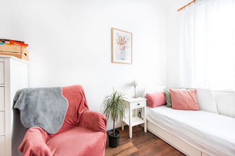 Bed, Living room, Photo of the whole room, Seating area, Bedroom