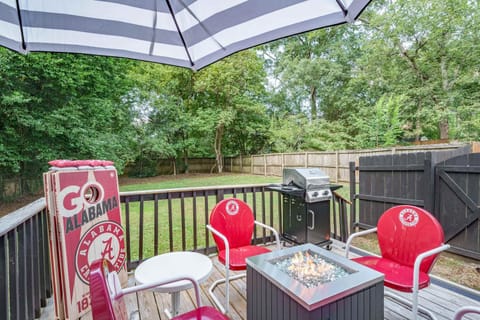 Crimson Tide Cottage- 2 King Beds- 2 5 miles to UA House in Northport