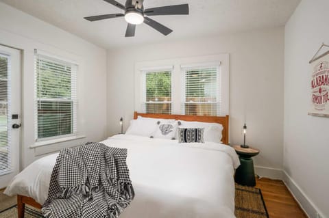 Crimson Tide Cottage- 2 King Beds- 2 5 miles to UA House in Northport