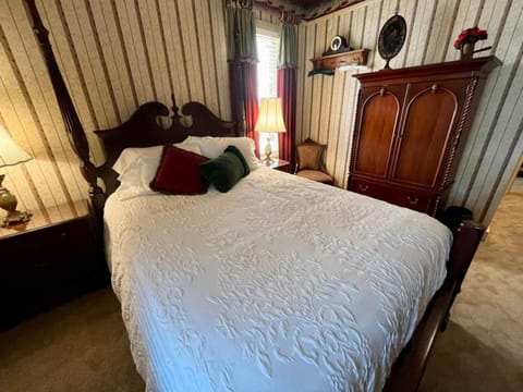 Peter Miller's Room The Historic Eureka Inn and Event Center Vacation rental in Johnson City