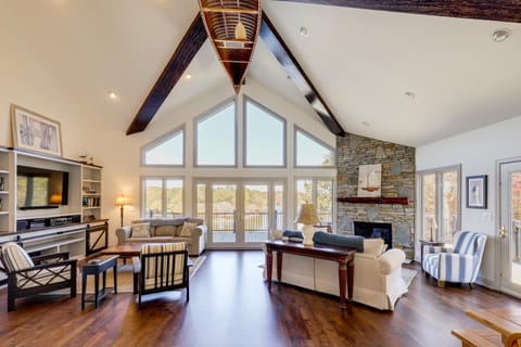 Lakefront Haven with Hot Tub and Game Room in Hickory! House in Hickory