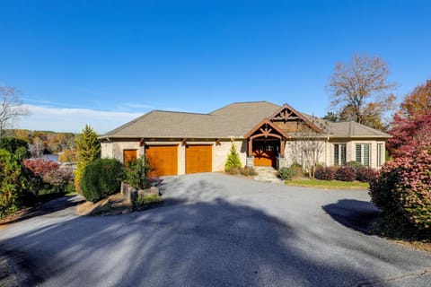 Lakefront Haven with Hot Tub and Game Room in Hickory! House in Hickory