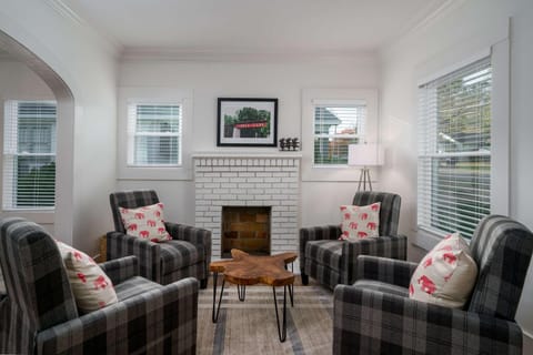 Roll Tide Bungalow-3 miles to UA- 5 TVs- Game Room House in Northport