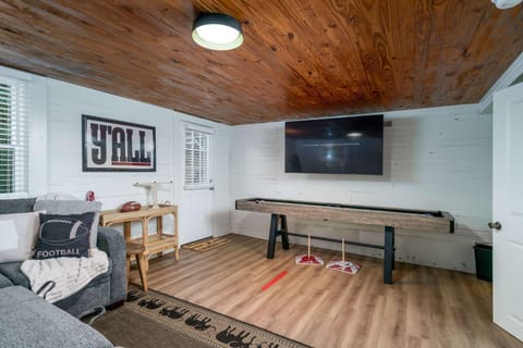 Roll Tide Bungalow-3 miles to UA- 5 TVs- Game Room House in Northport