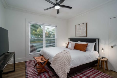 Roll Tide Bungalow-3 miles to UA- 5 TVs- Game Room House in Northport