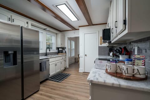 Roll Tide Bungalow-3 miles to UA- 5 TVs- Game Room House in Northport