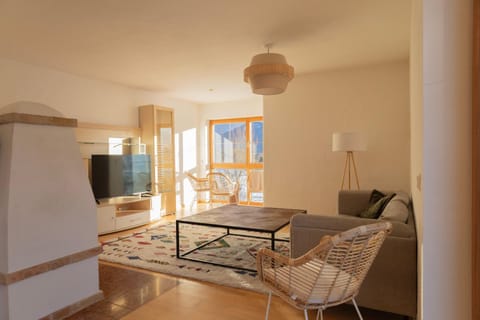 Communal lounge/ TV room, TV and multimedia, Kitchen or kitchenette, Living room, Seating area, Dining area, Evening entertainment