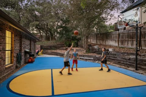 Resort Style Backyard Game Room Pool Hot Tub House in San Antonio