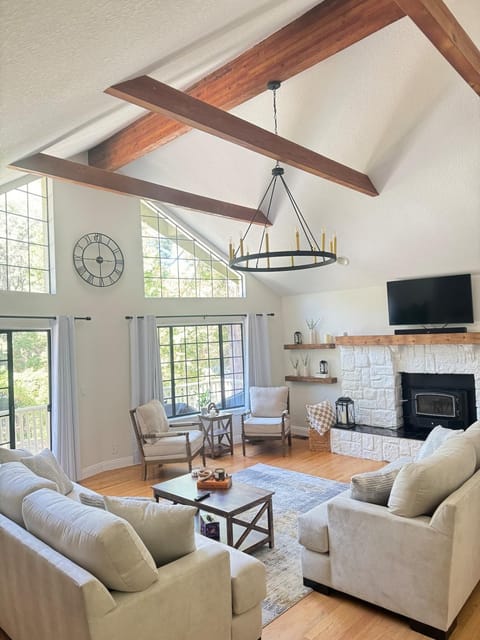 TV and multimedia, Living room, Seating area, fireplace