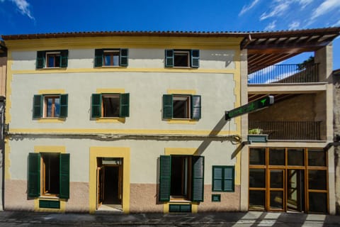 Facade/entrance, Off site