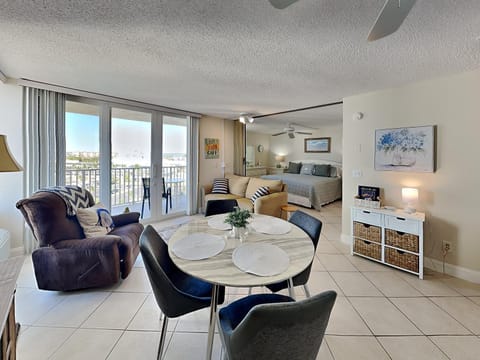 Balcony/Terrace, Living room, Seating area, Dining area, Bedroom, City view, furniture