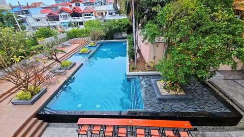 Property building, Garden, Garden view, Pool view, Swimming pool, Swimming pool, sunbed