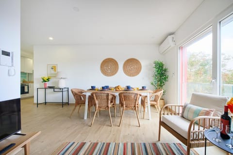 TV and multimedia, Living room, Seating area, Dining area