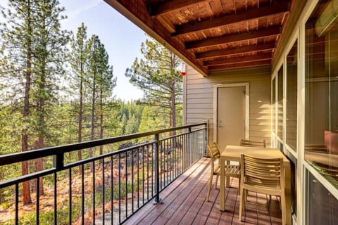 Hike, Swim and Ski! Condo with Resort Perks in Bend Apartment in Deschutes River Woods