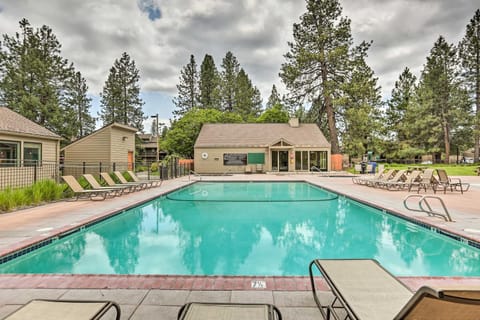 Hike, Swim and Ski! Condo with Resort Perks in Bend Apartment in Deschutes River Woods