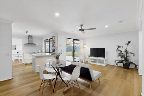 Communal lounge/ TV room, TV and multimedia, Kitchen or kitchenette, Living room, Seating area, Dining area