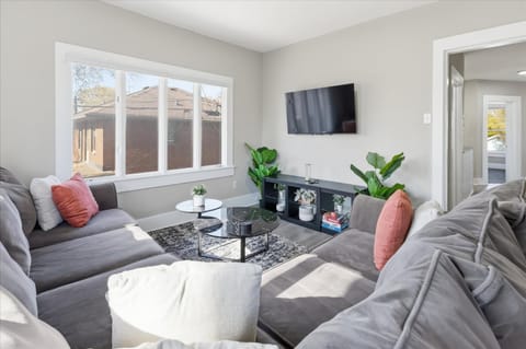 Bright and Spacious Broad Ripple family Getaway House in Meridian-Kessler