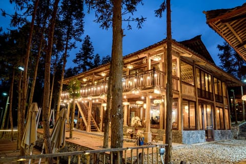 Restaurant/places to eat, Lounge or bar