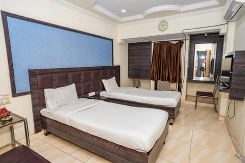 Bed, TV and multimedia, Photo of the whole room, Bedroom