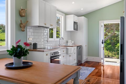 Kitchen or kitchenette, Dining area, dishwasher, oven, pet friendly, stove