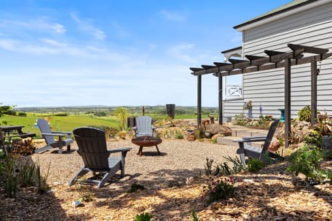 Property building, Day, Natural landscape, Garden, sunbed