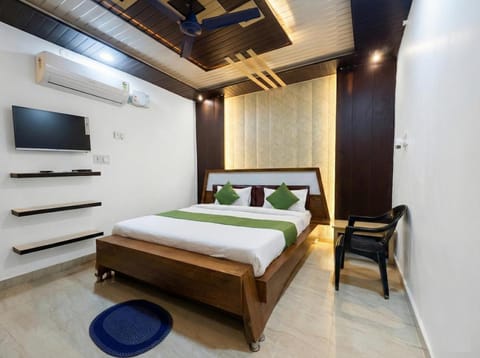 Bed, TV and multimedia, Evening entertainment, Bedroom, air conditioner